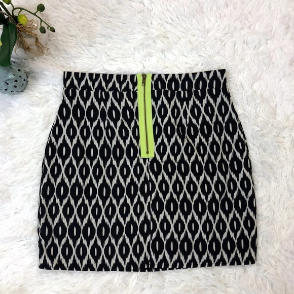🍁 Annabella | Black & White Ikat Mini Skirt - Picture 3 of 6